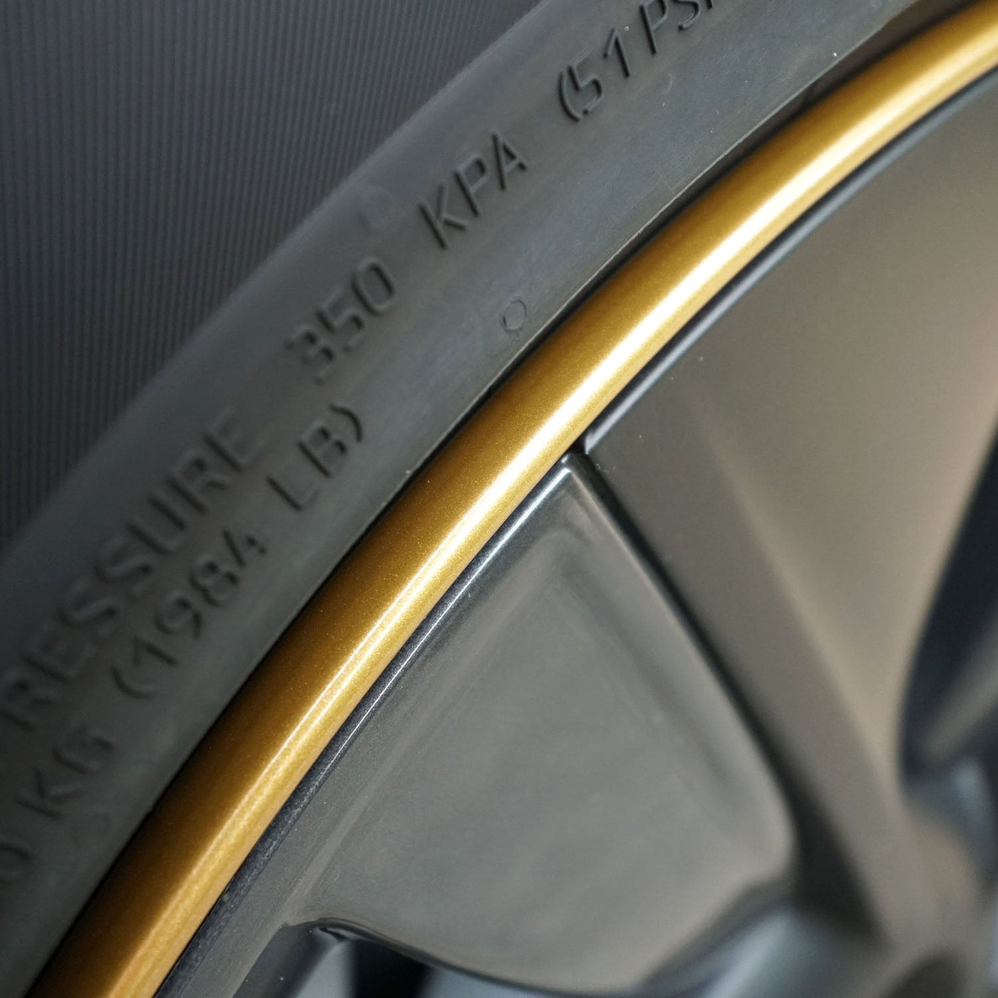 Tesla Model 3 Rim Accent Wrap #material_gold-metallic
