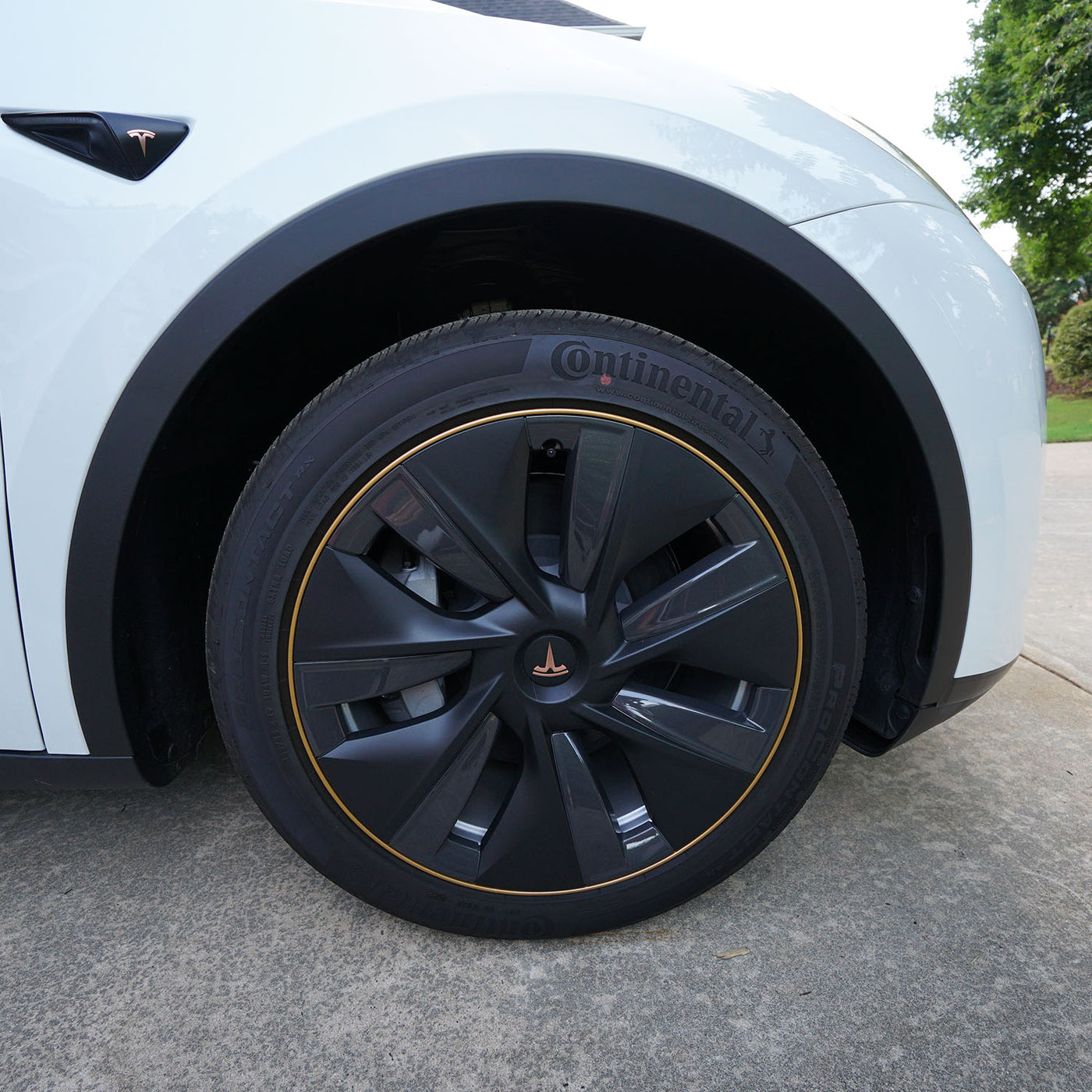 Tesla Model 3 Rim Accent Wrap #material_gold-metallic